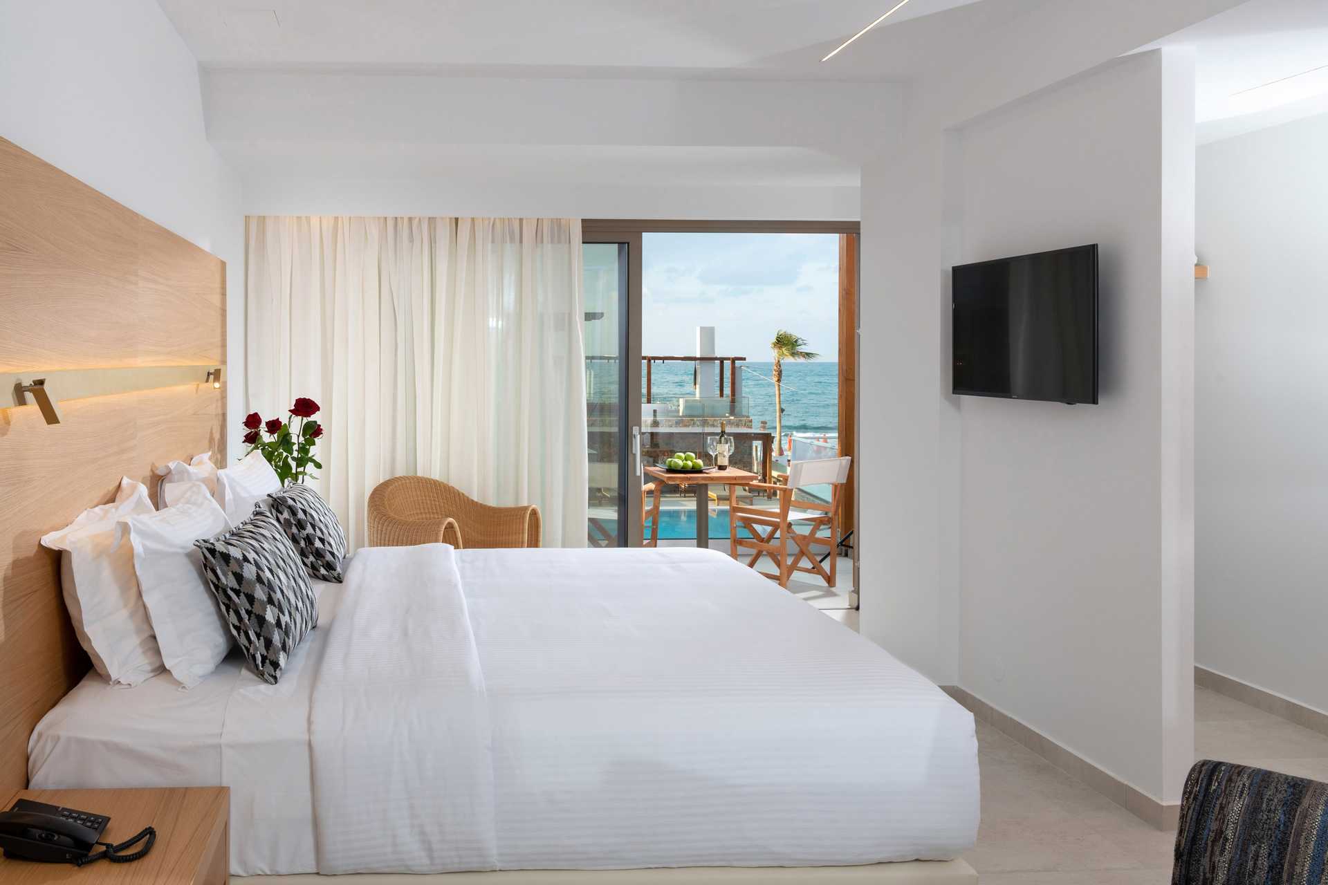 Deluxe-sviitit puolihoidolla vain yli 16-vuotiaille aikuisille High Beach -hotellissa Kreetalla.