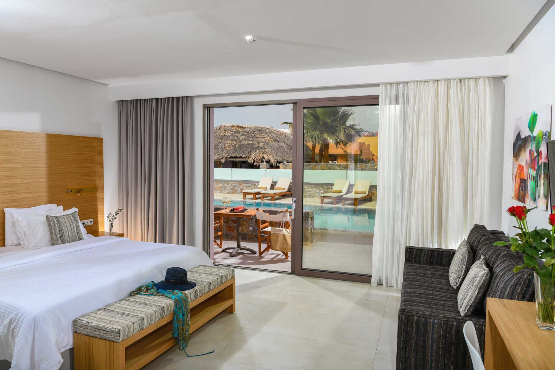 Deluxe-sviitit puolihoidolla vain yli 16-vuotiaille aikuisille High Beach -hotellissa Kreetalla.