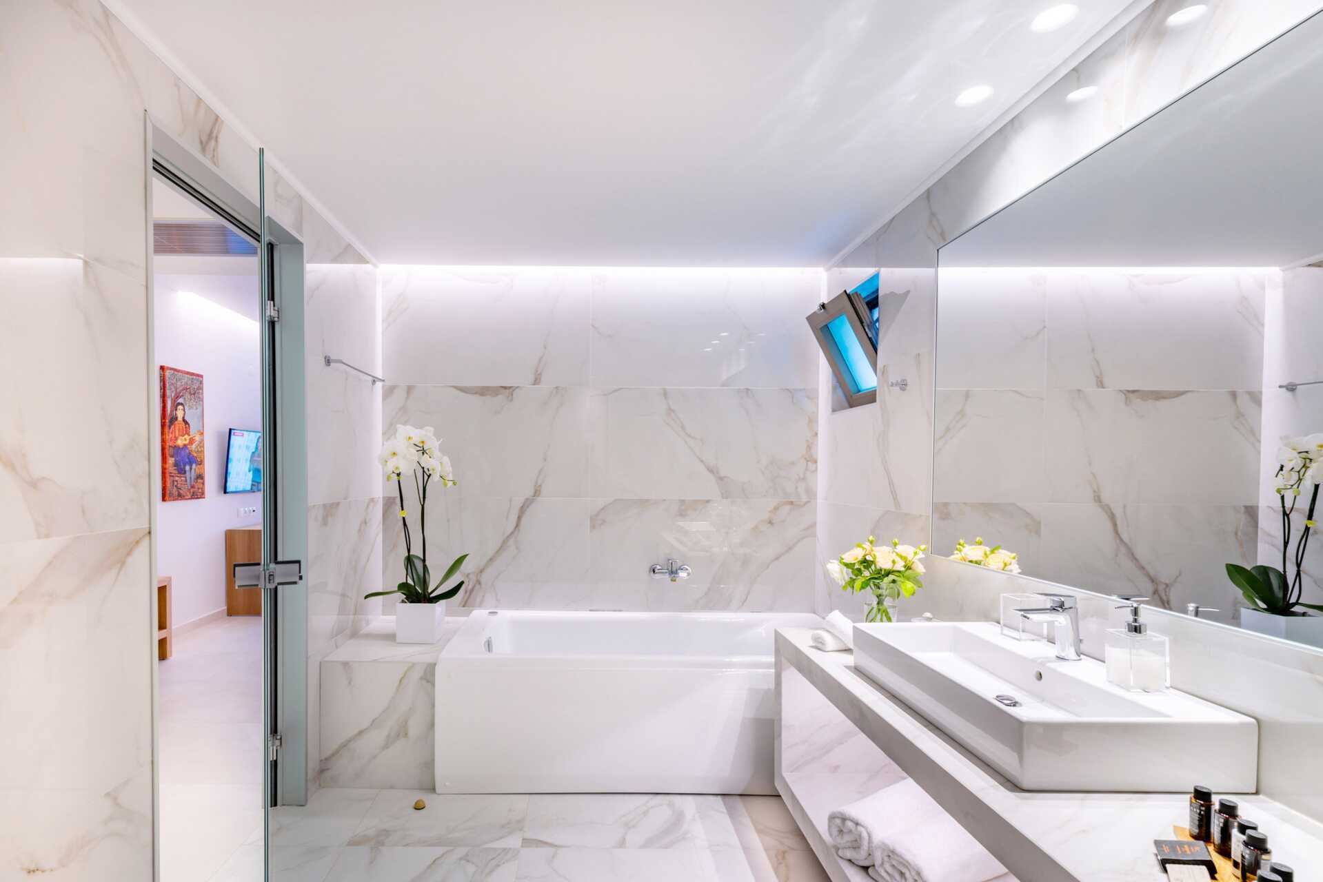 Deluxe-sviitit puolihoidolla vain yli 16-vuotiaille aikuisille High Beach -hotellissa Kreetalla.