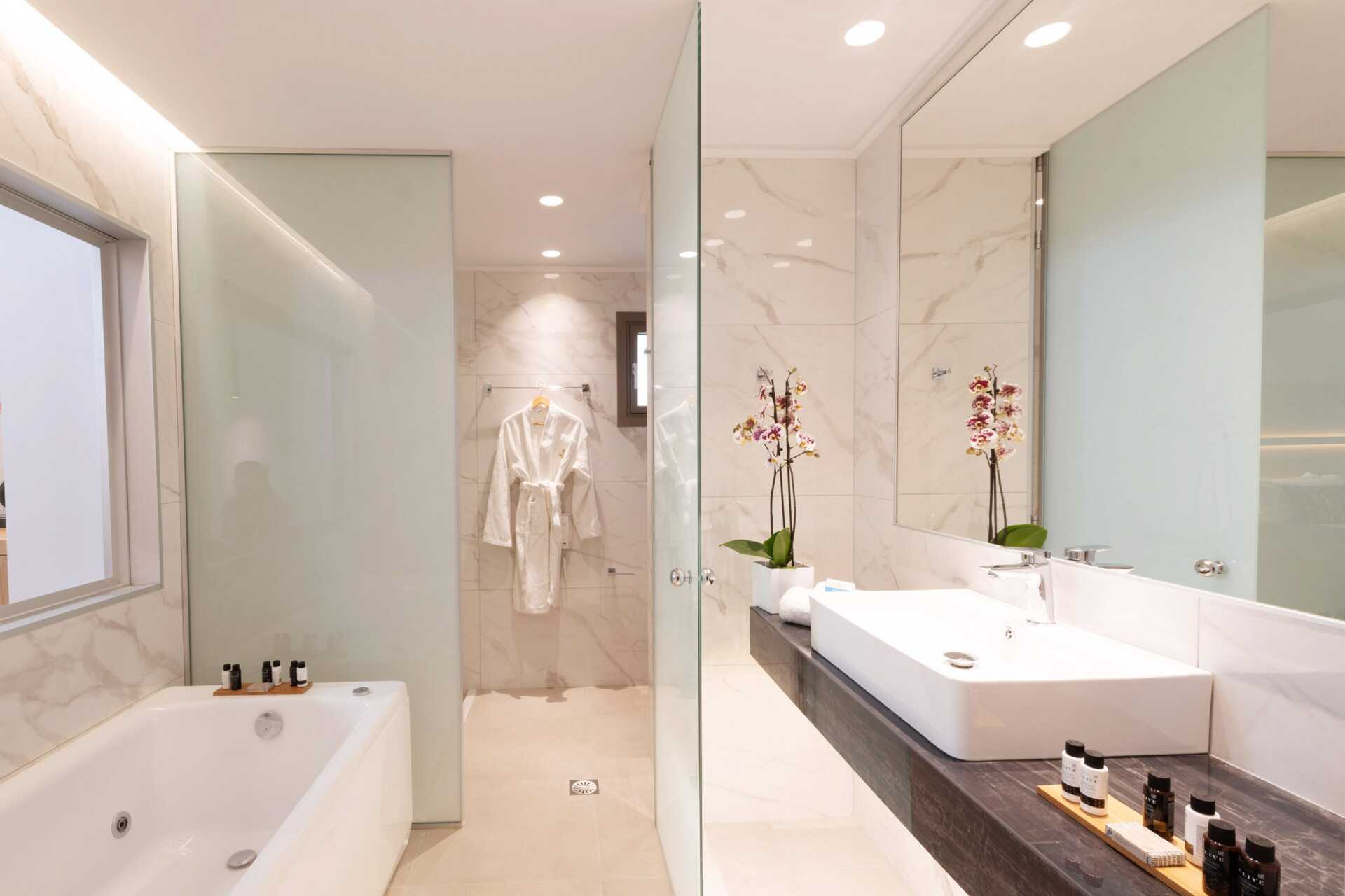 Deluxe-sviitit puolihoidolla vain yli 16-vuotiaille aikuisille High Beach -hotellissa Kreetalla.