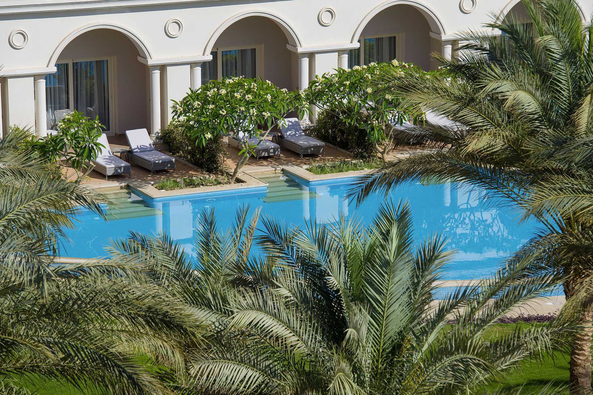 Deluxe-sviitti jaetulla uima-altaalla Hotelli Baron Palace Resortissa Sahl Hasheeshissa, Egyptissä.