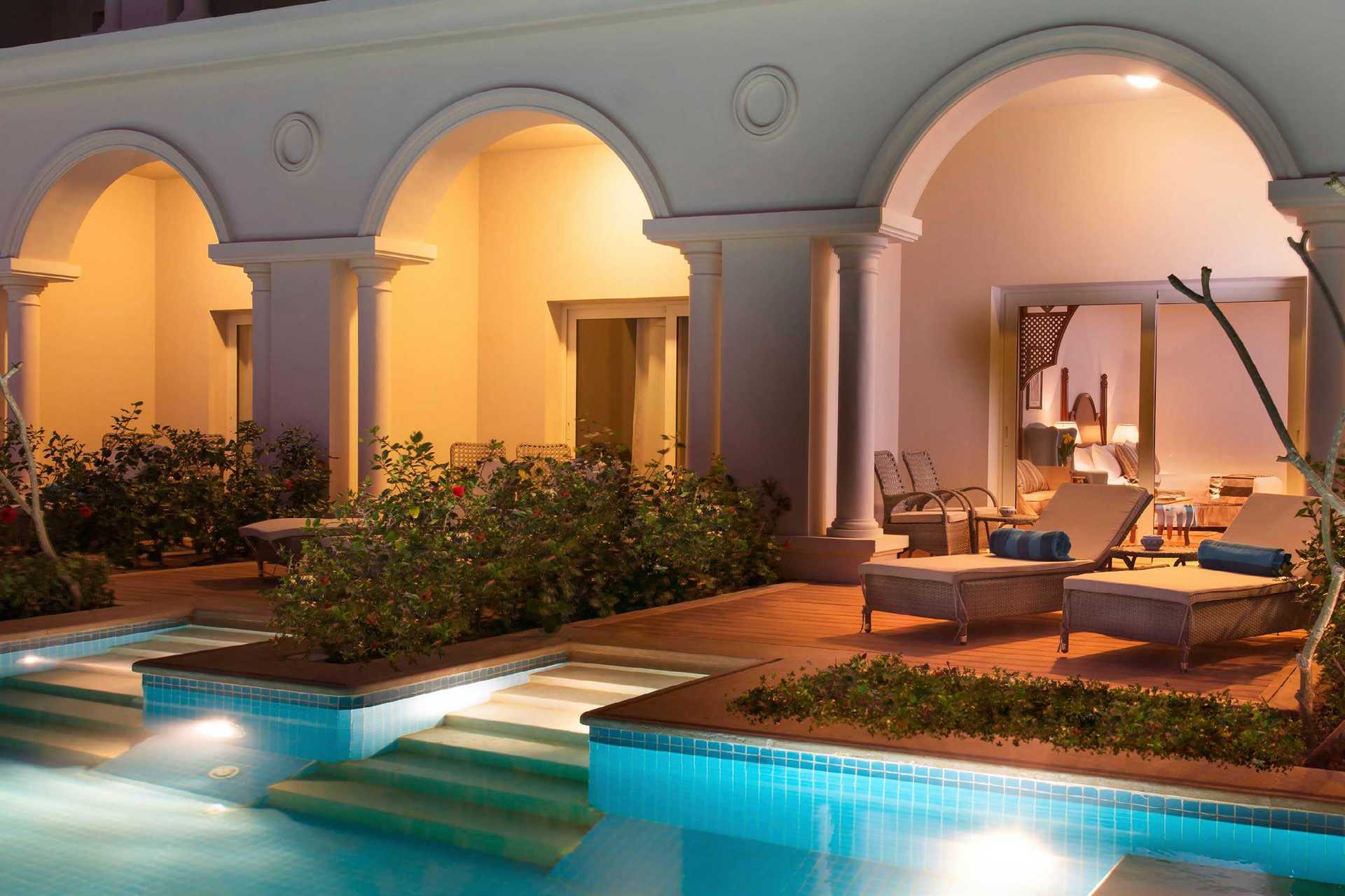 Deluxe-sviitti jaetulla uima-altaalla Hotelli Baron Palace Resortissa Sahl Hasheeshissa, Egyptissä.