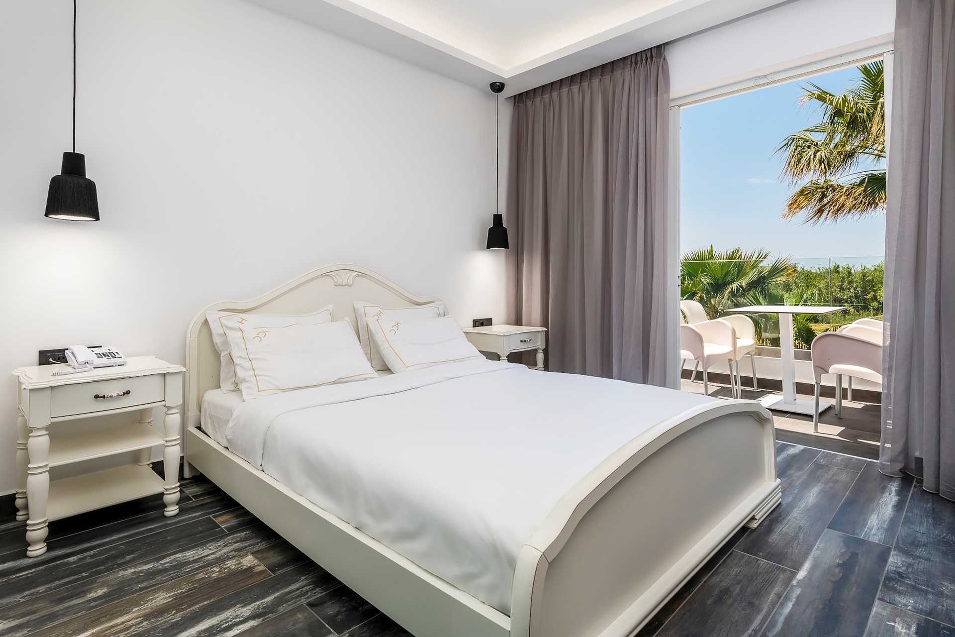 Perhehuone Hotelli Diamond Boutiquessa Lambissa Kosilla Kreikassa.