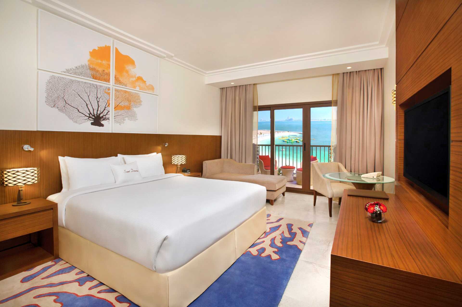Kahden hengen huone Doubletree by Hilton Marjan Island -hotellissa Ras al Khaimahissa.