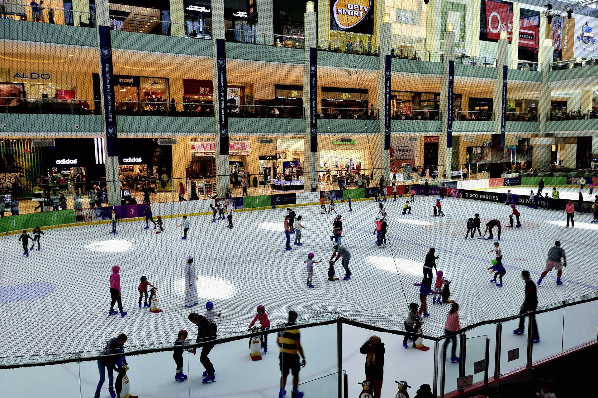 Luistelurata ostoskeskuksessa, Dubai Mall. Dubai, Arabiemiraatit.