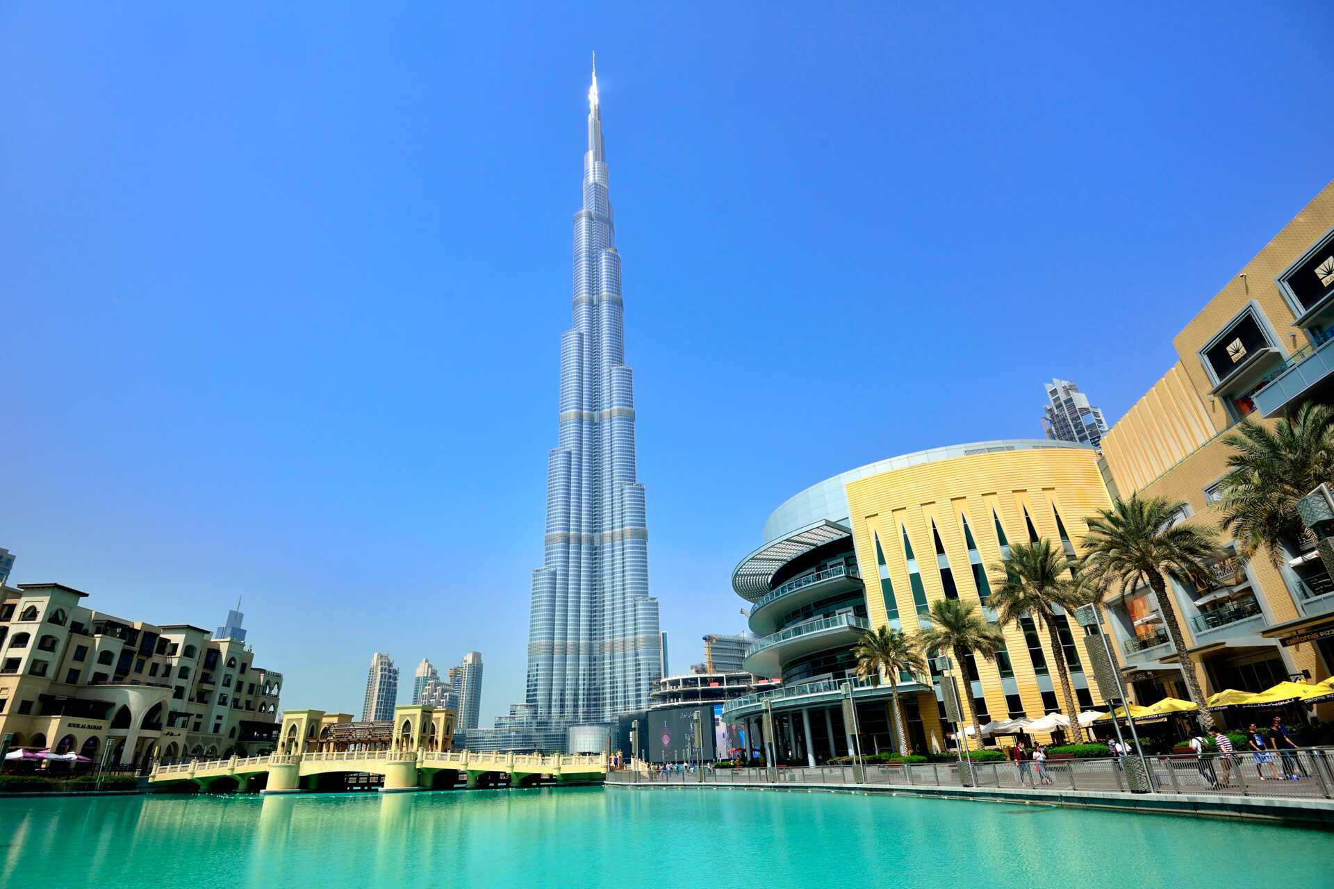 Burj Khalifa, maailman korkein rakennus, joka sijaitsee DUbai Downtownissa noin 20 km päässä.