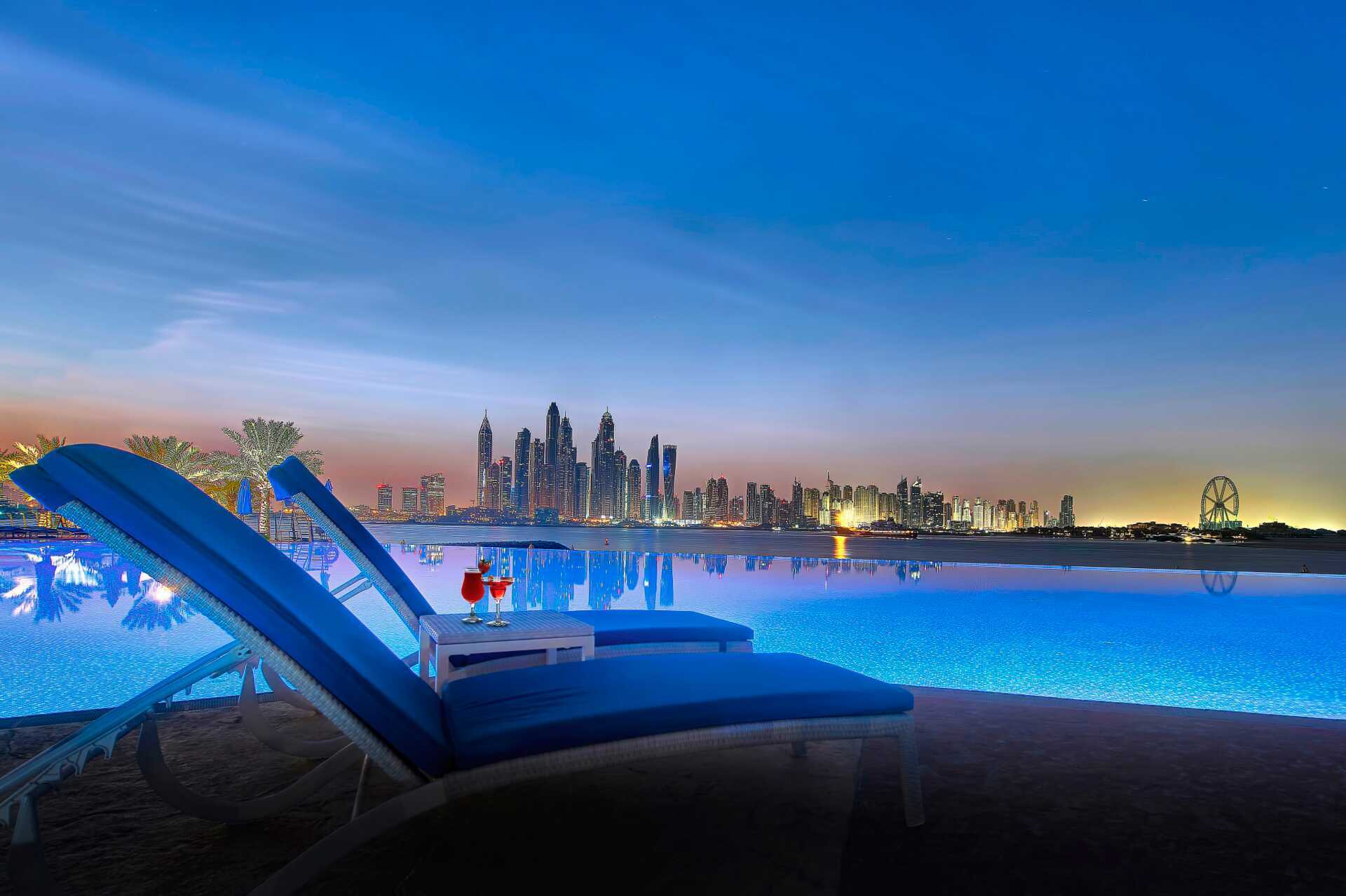 Uima-allas Dukes The Palmissa, Royal Hideaway -hotellissa Dubai Palm Jumeirahissa, Arabiemiraateissassa.