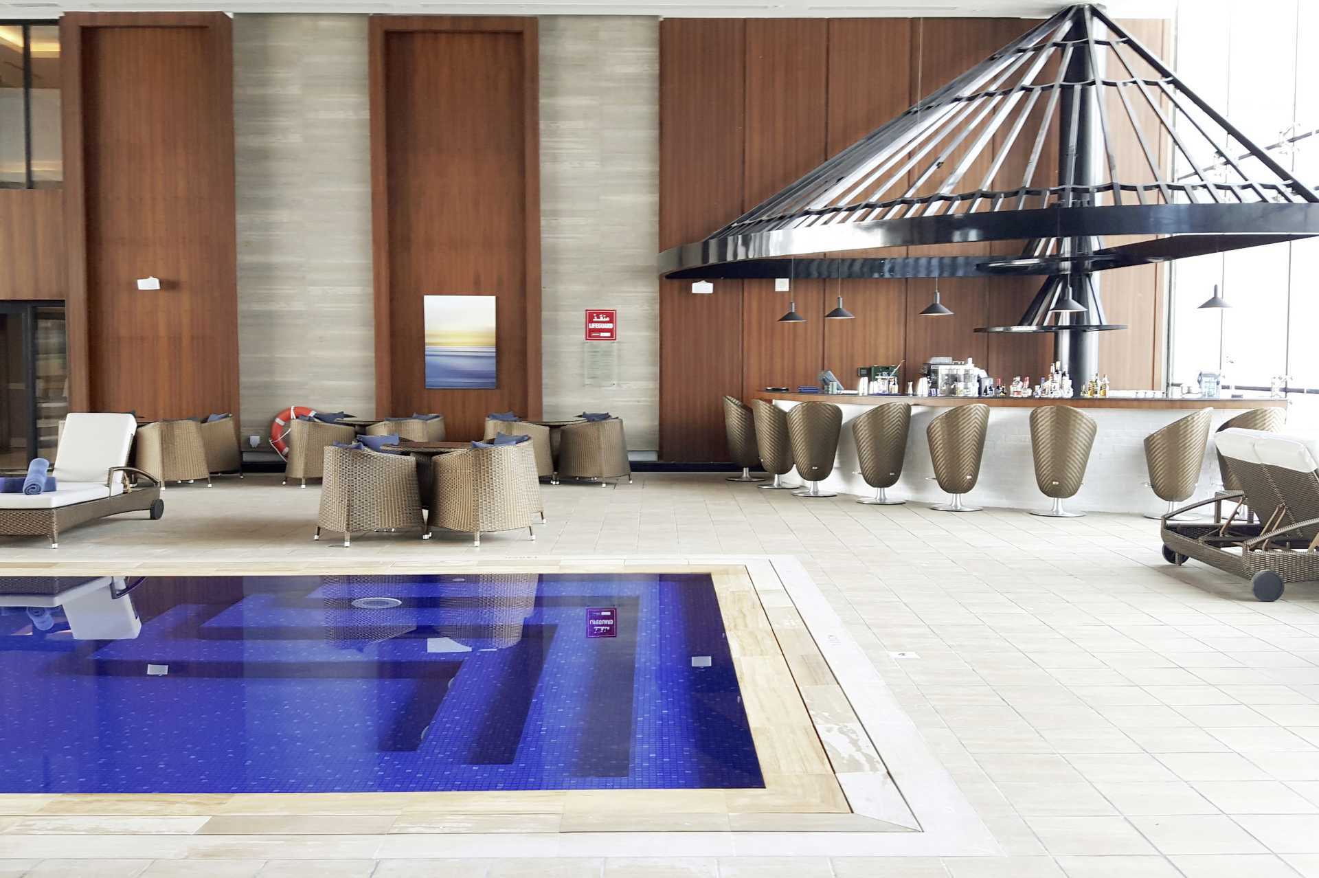 Sisäuima-allas Dukes The Palmissa, Royal Hideaway Hotel Dubai Palm Jumeirahissa, Arabiemiraateissassa.