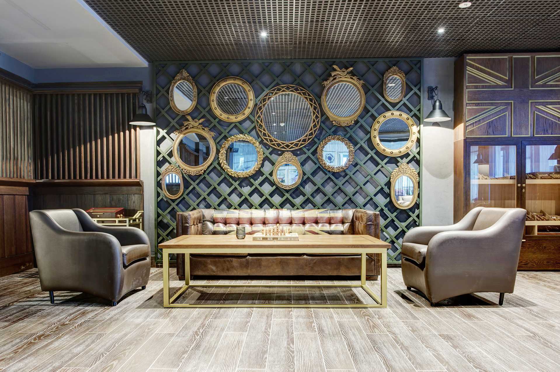 Whiskey Lounge Dukes The Palmissa, Royal Hideaway -hotelli Dubai Palm Jumeirahissa, Arabiemiraateissassa.