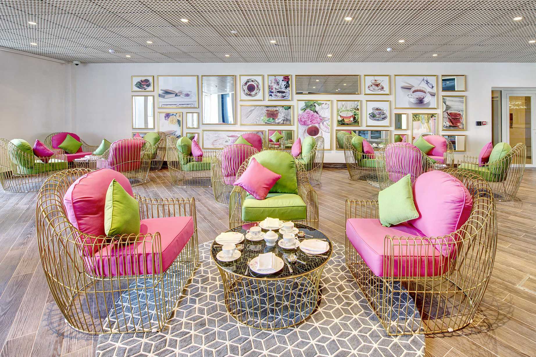 Tea Lounge Dukes The Palmissa, Royal Hideaway -hotellissa Dubai Palm Jumeirahissa, Arabiemiraateissassa.