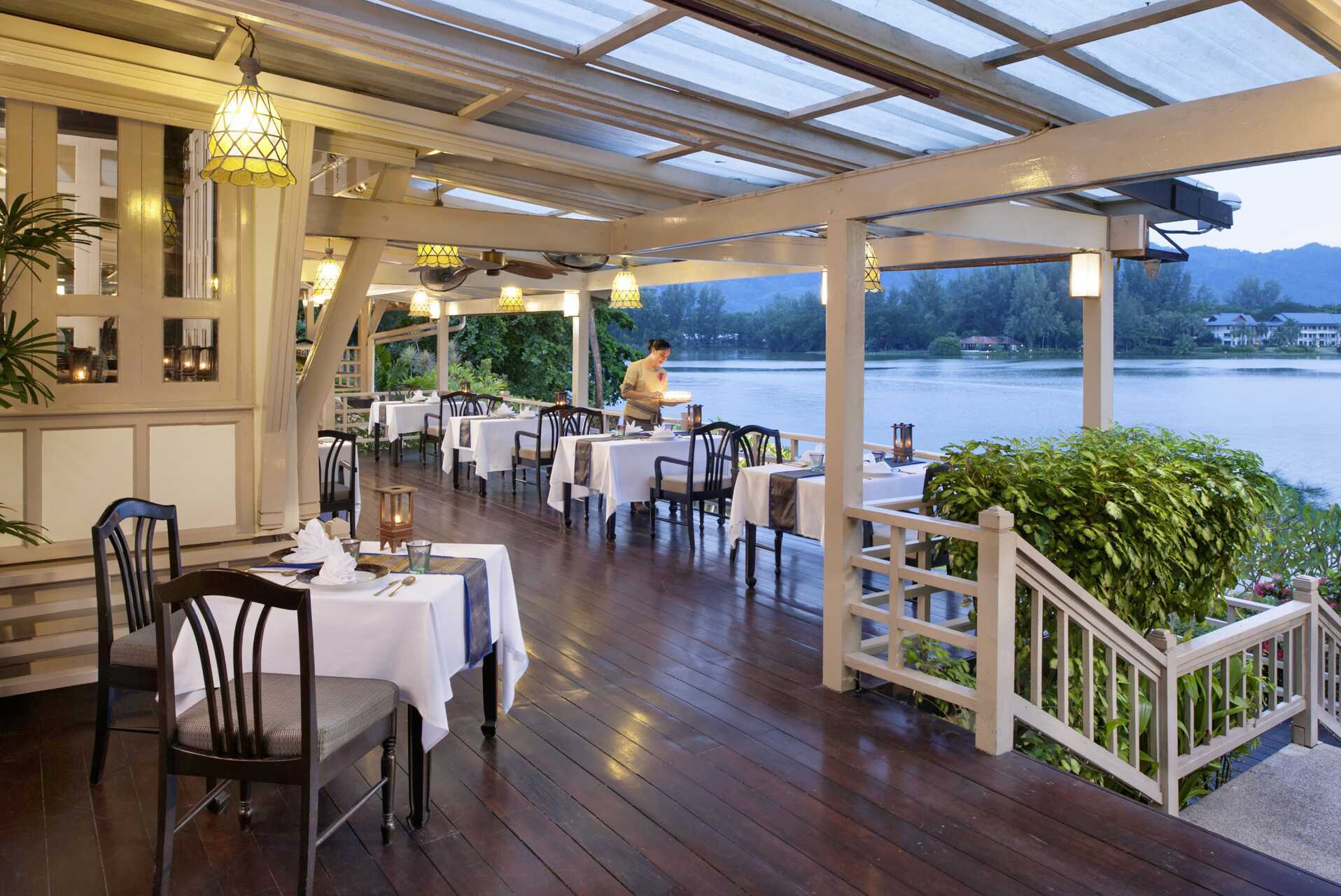 Ruen Thai tarjoaa kauniit näkymät laguunille.