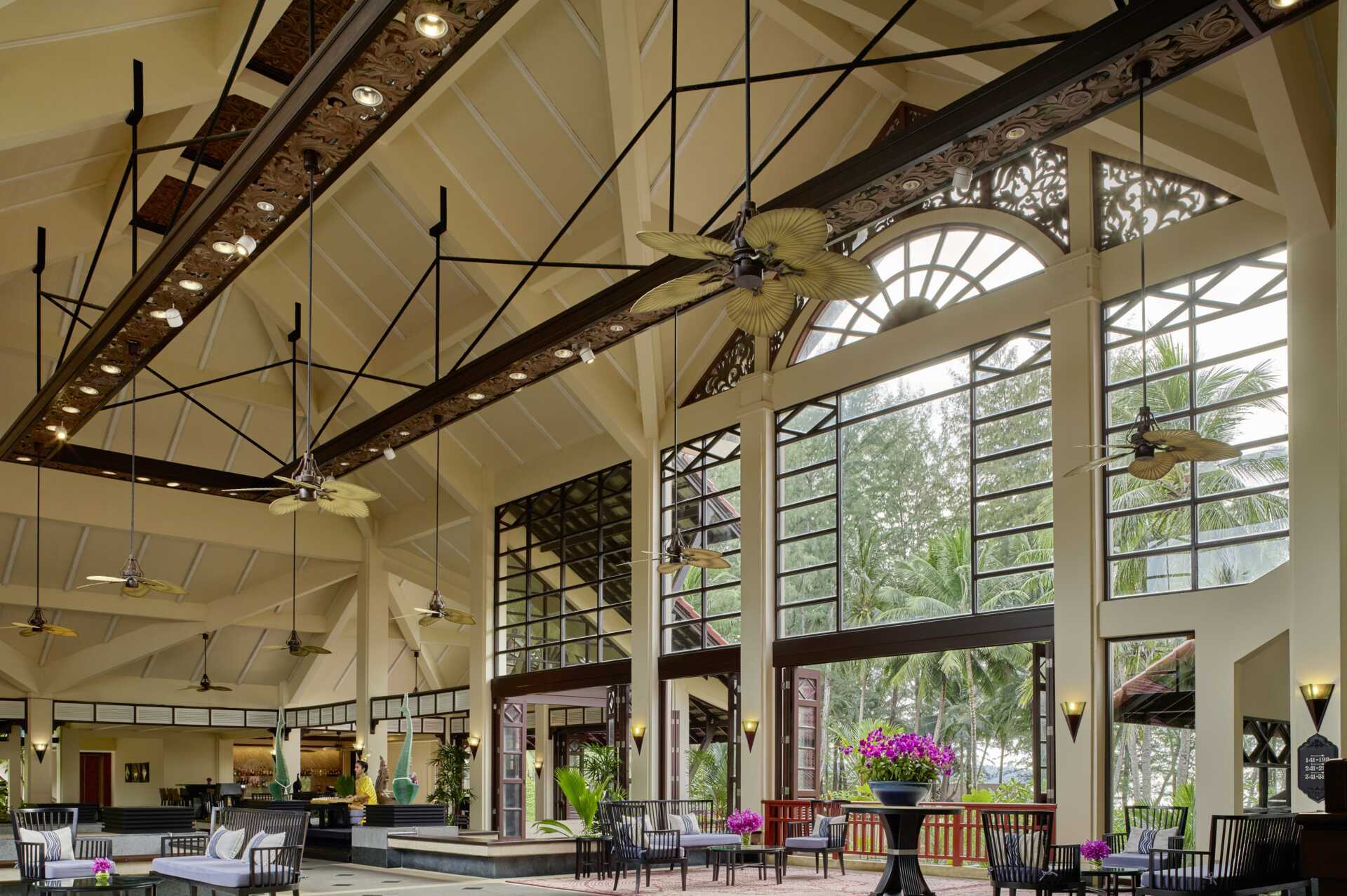 Dusit Thani Laguna Phuketin aula Bangtao Beachillä.