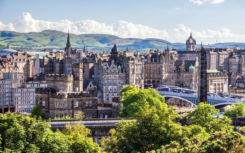 Edinburgh jakautuu kahteen osaan, keskiaikaiseen Old Towniin ja New Towniin. Molemmat osat ovat useita satoja vuosia vanhoja.