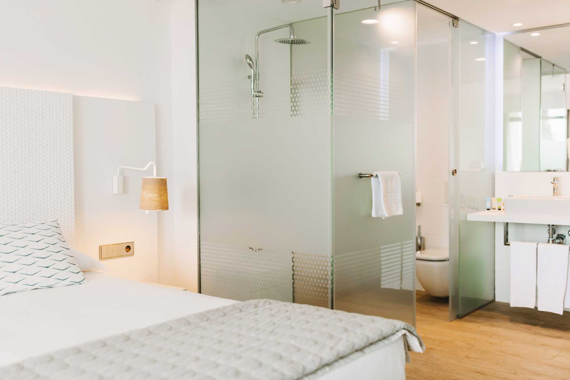 Esimerkki siitä, miltä kylpyhuoneet näyttävät hotellissa Don Gregory by Dunas.