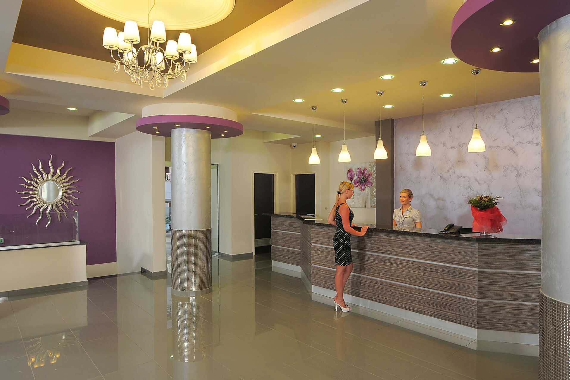 Vastaanotto Hotelli EuroNapassa Ayia Napassa, Kyproksella.