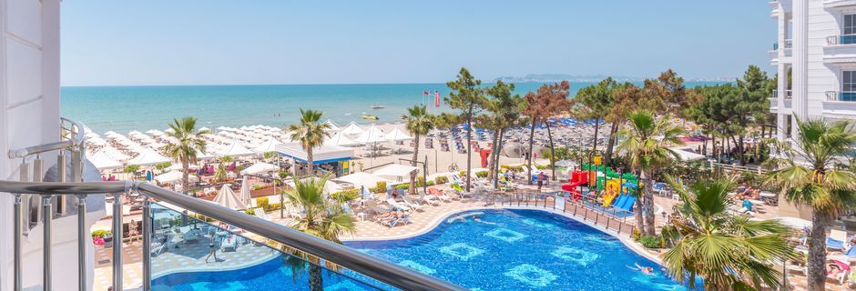 Allasalue. Hotelli Fafa Grand Blue Resort, Durresin Riviera, Albania.