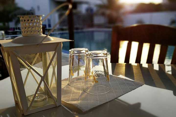 Allasravintola hotelli Gardeniassa Santorinissa, Kreikassa.