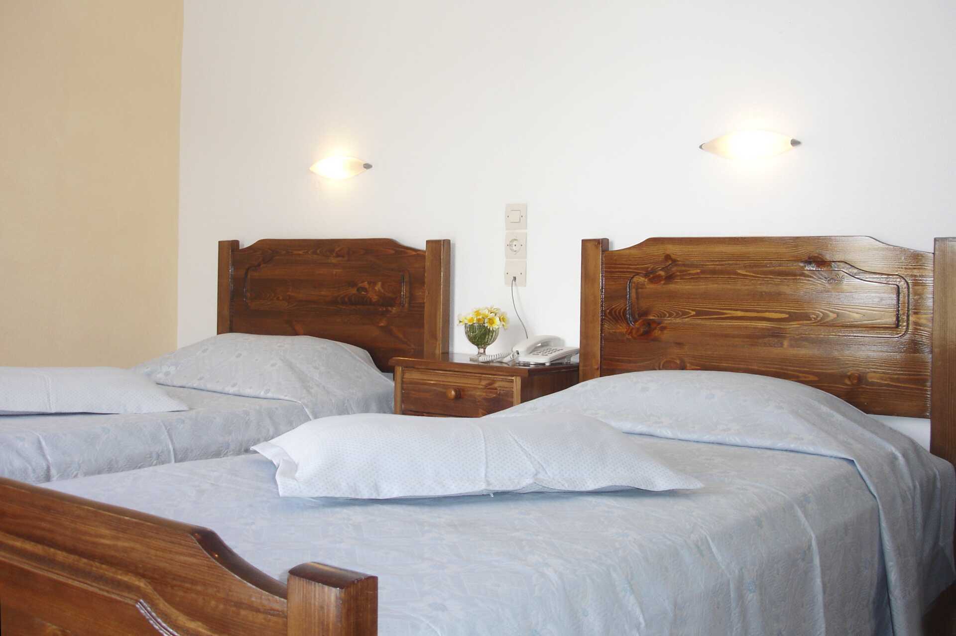 Kahden hengen huone hotelli Gardeniassa Santorinilla, Kreikassa.