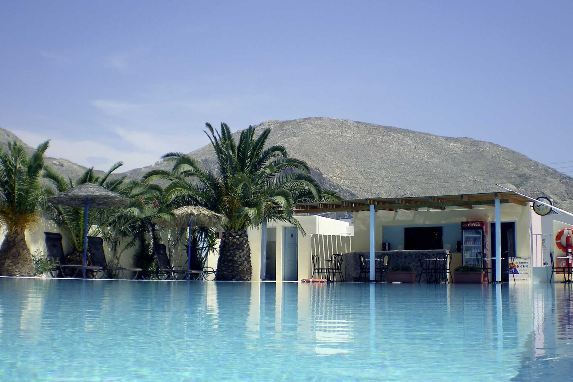 Kahden hengen huone hotelli Gardeniassa Santorinilla, Kreikassa.