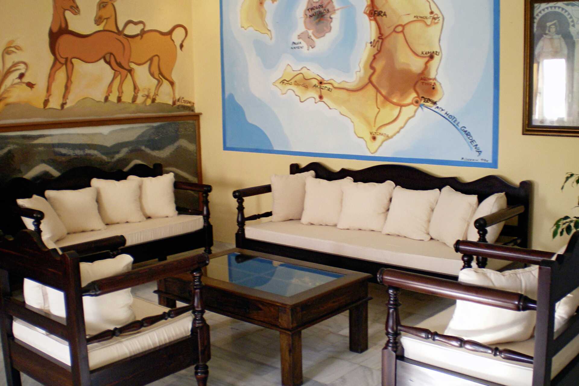 Kahden hengen huone hotelli Gardeniassa Santorinilla, Kreikassa.