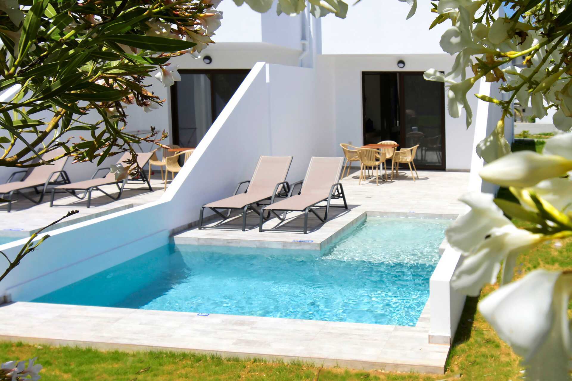 Kaksio oma uima-allas Geraniotis Beach Plataniaksessa Kreetalla, Kreikassa.