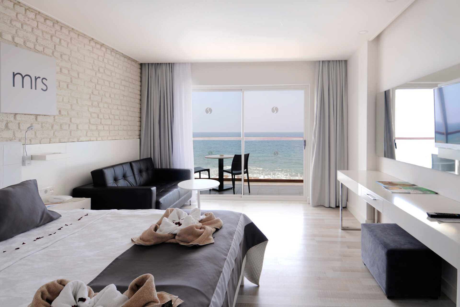 Kahden hengen huone etualalla Apollo Mondo Family Gold Island -hotellissa Alanyassa, Turkissa.