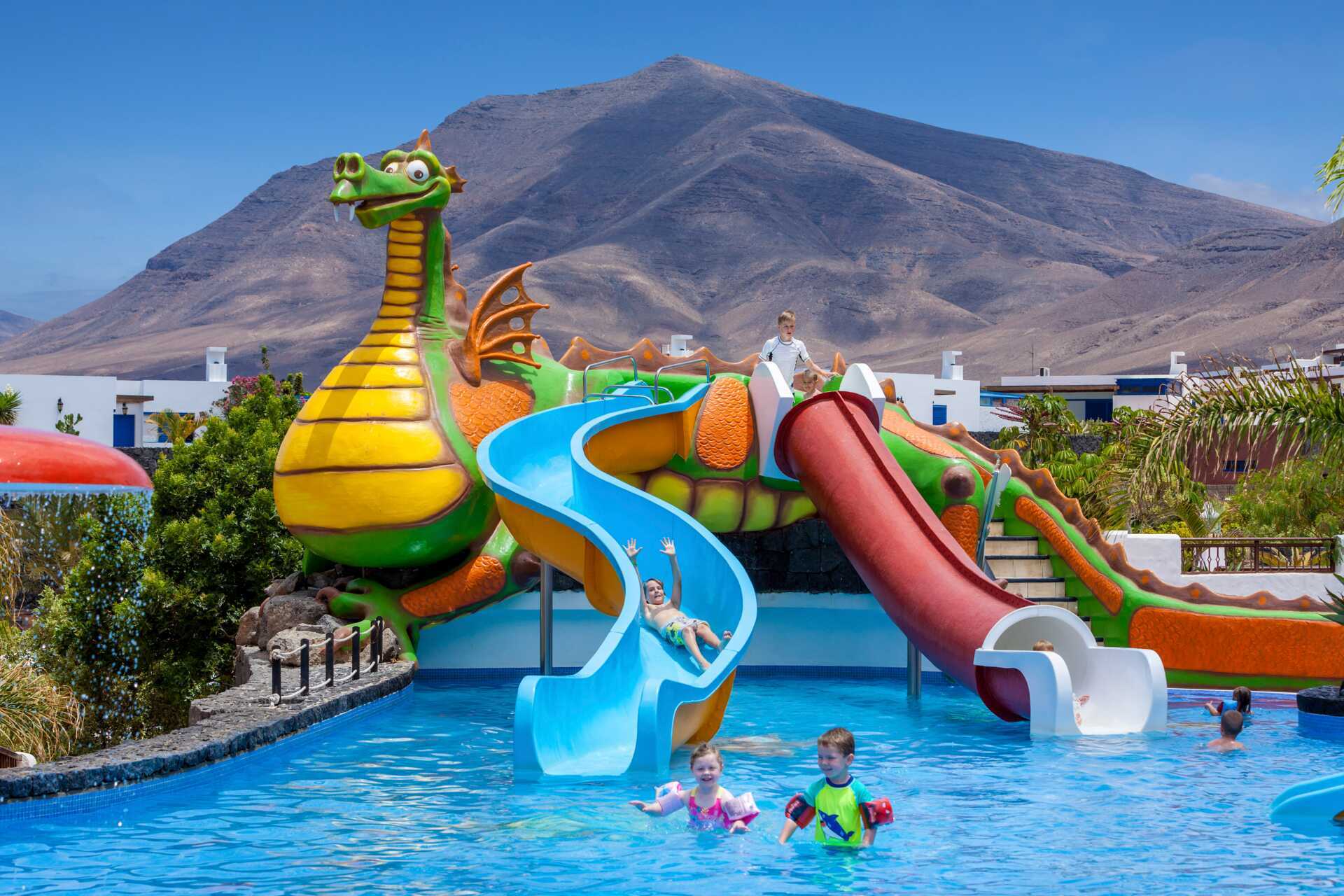 Vesiliukumäkiä Hotelli Gran Castillo Tagoro Family &amp; Funissa Lanzarotella, Espanjassa.