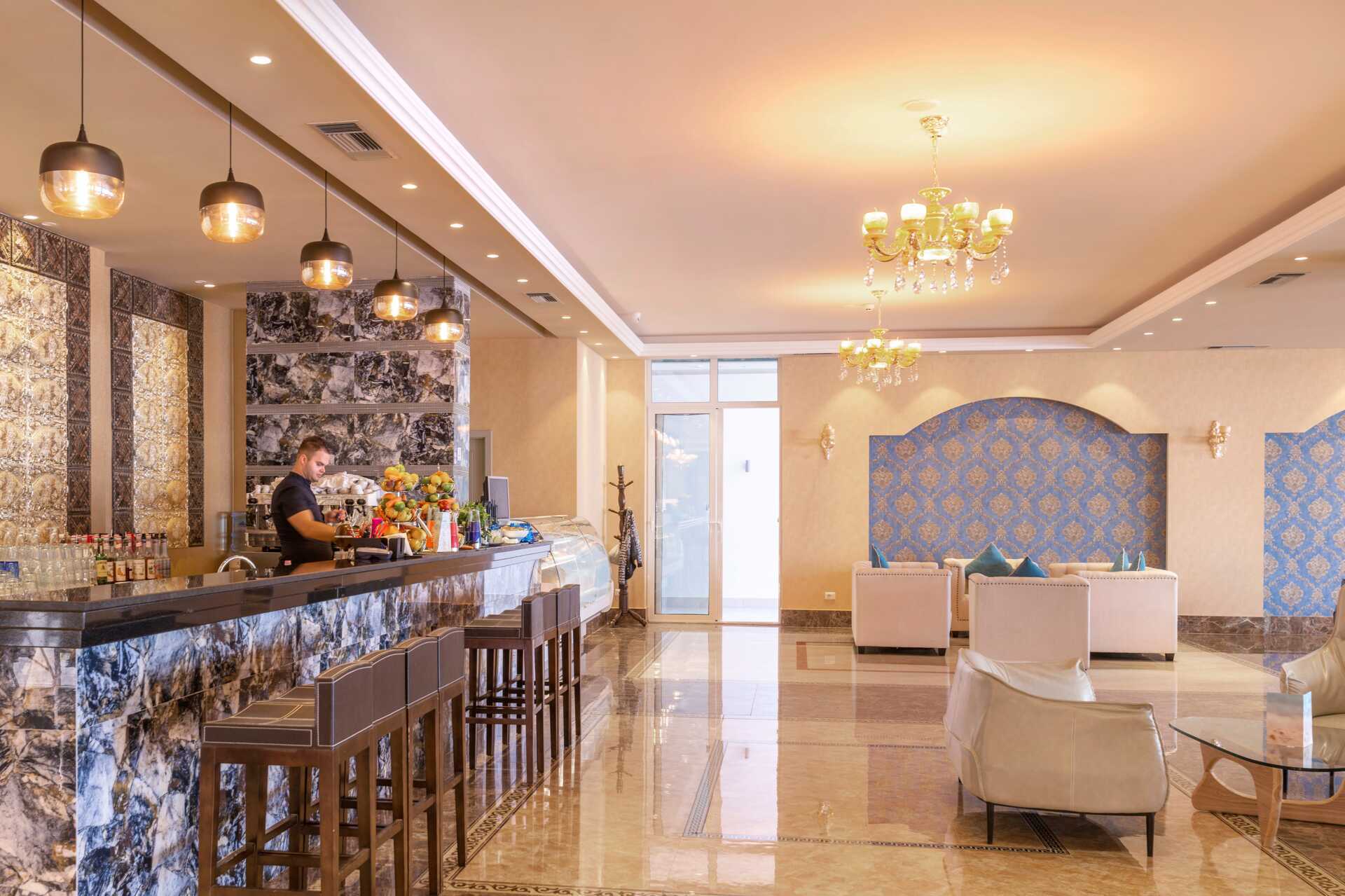 Baari. Hotelli Fafa Grand Blue Resort, Durresin Riviera, Albania.