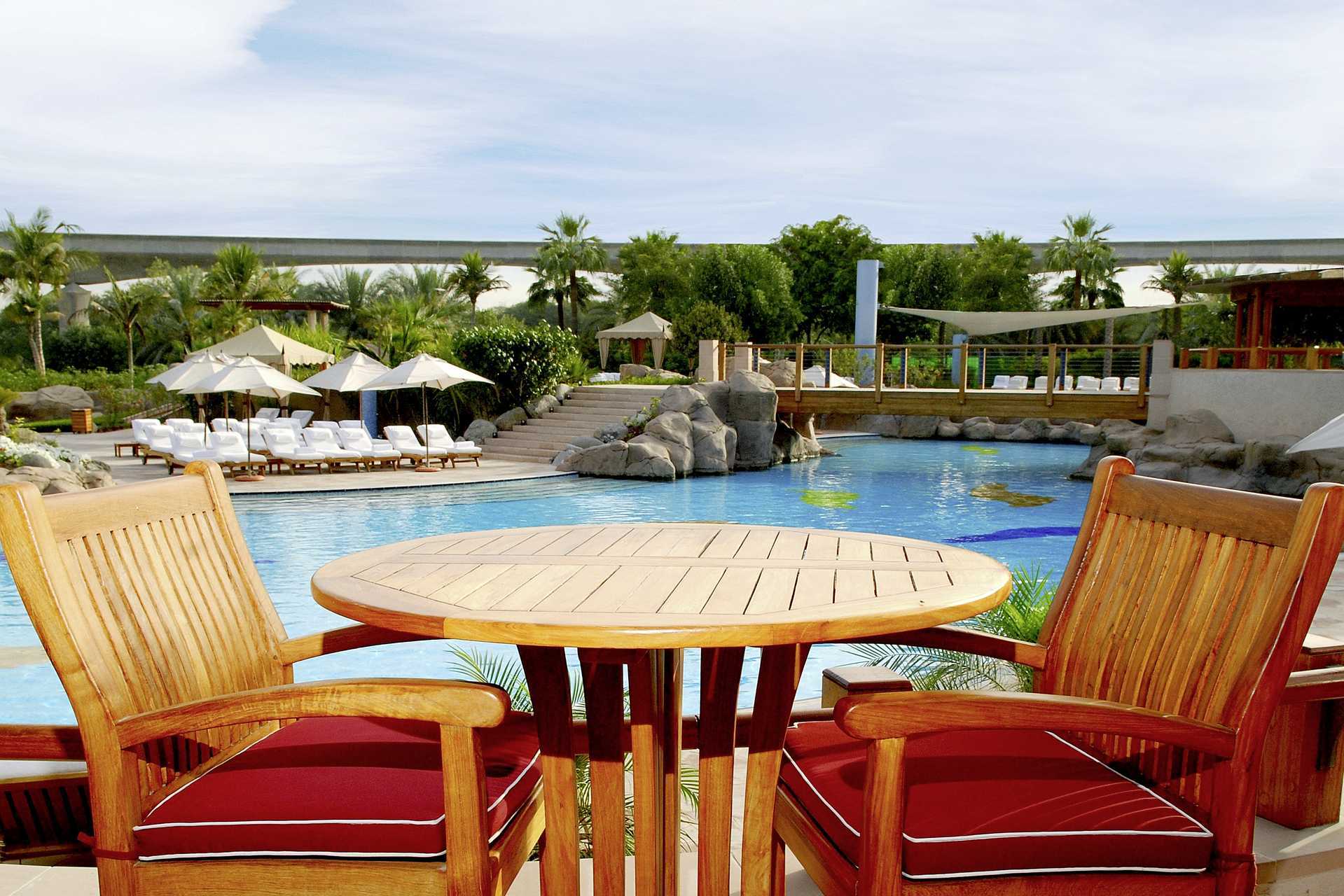 Uima-altaan vieressä sijaitseva ravintola Grand Hyattissa, Dubaissa.