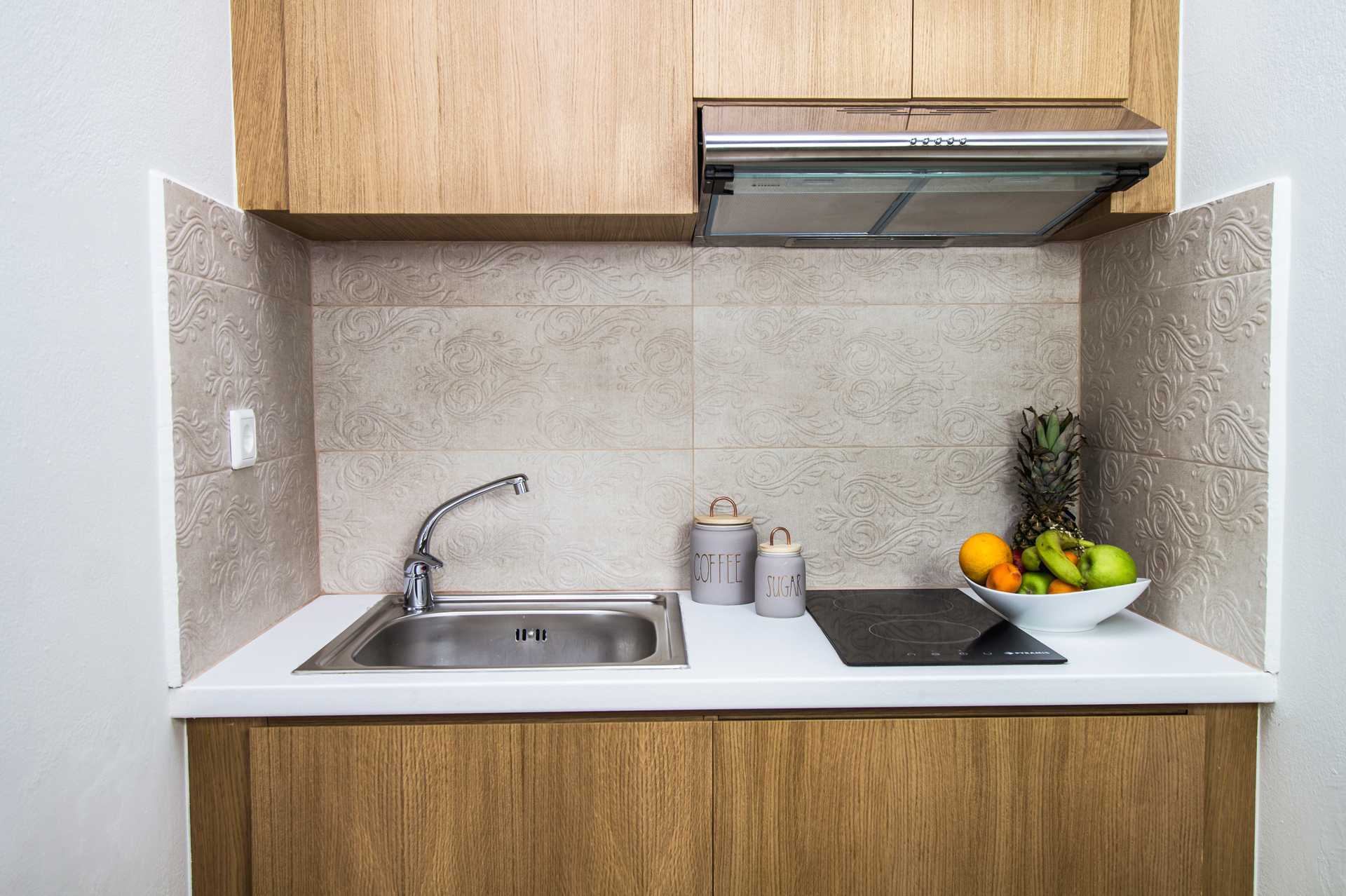 Huoneiston keittiö, hotelli Elia. Kato Stalos, Kreeta, Kreikka.