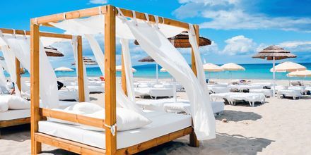 Ibiza on tunnettu kauniista rannoistaan, yöelämästään ja kirkkaasta vedestään.