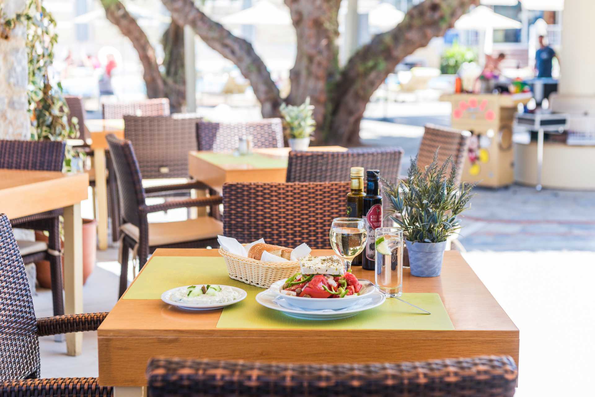 Allas-/snackbaari hotelli Ideal Beachissä Kreetalla, Kreikassa.