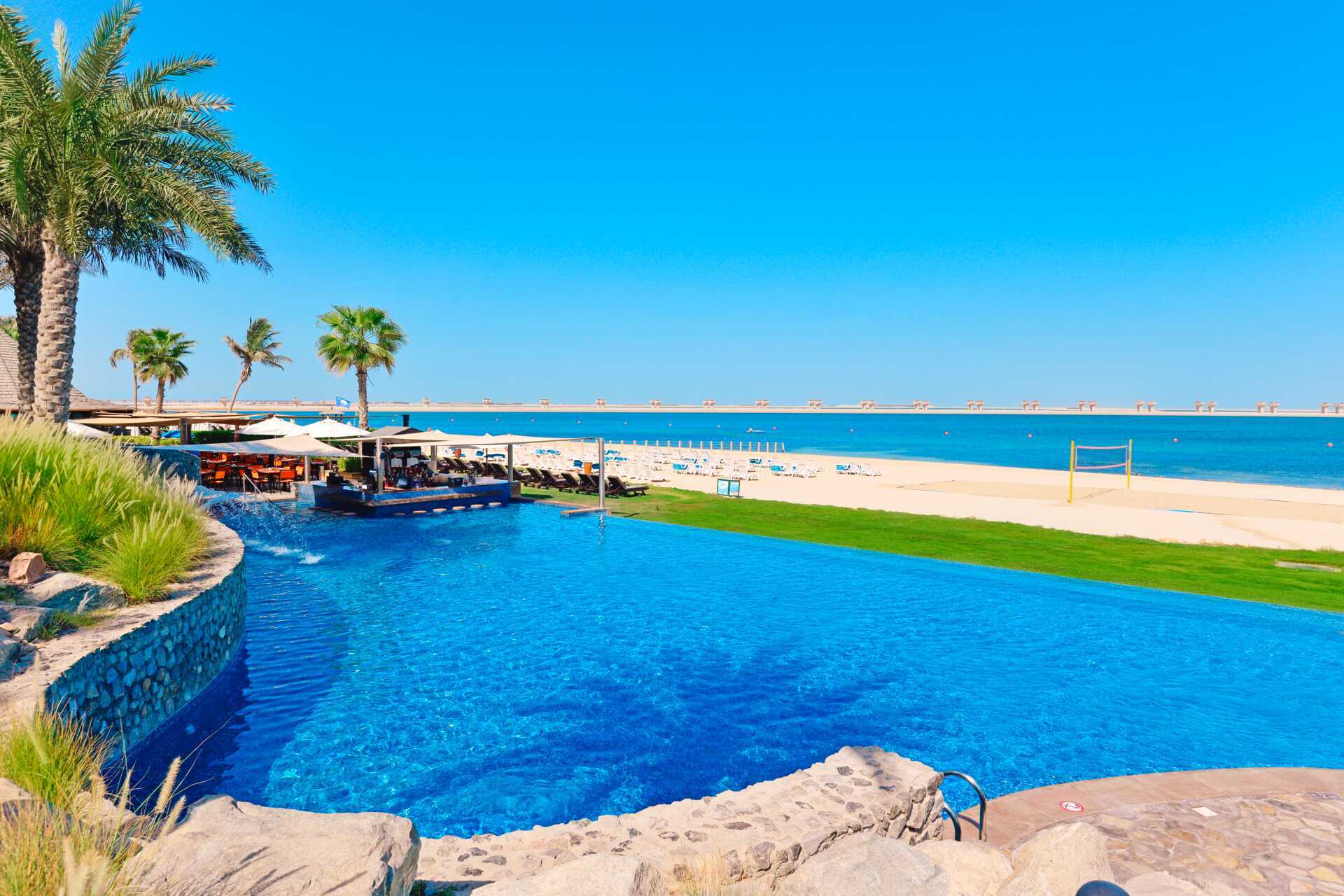 Allasalue rannalla JA Beach -hotellissa Dubaissa.