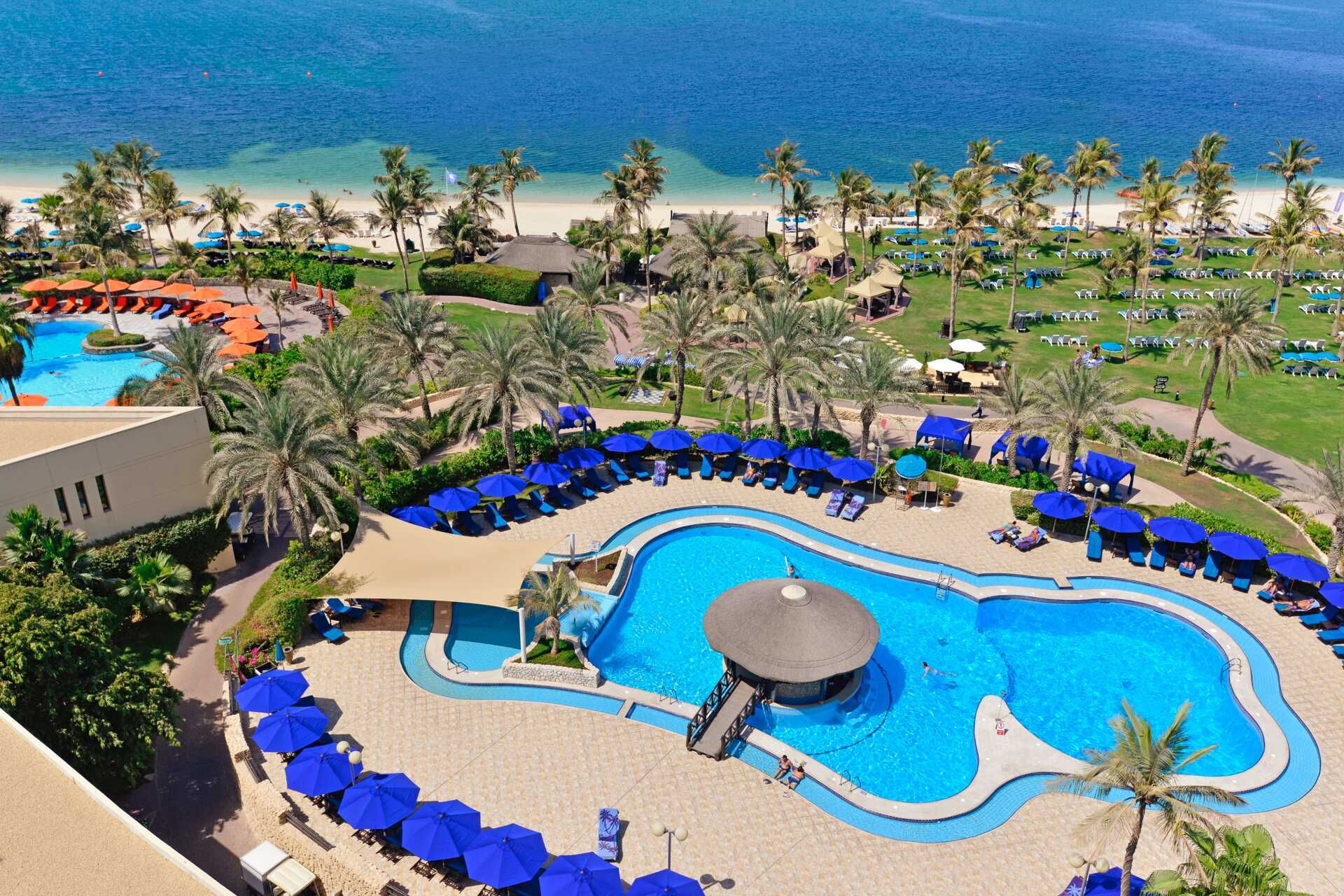Allasalue lähellä rantaa JA Beach -hotellissa Dubaissa.