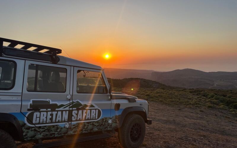 Jeeppisafari auringonlaskun aikaan