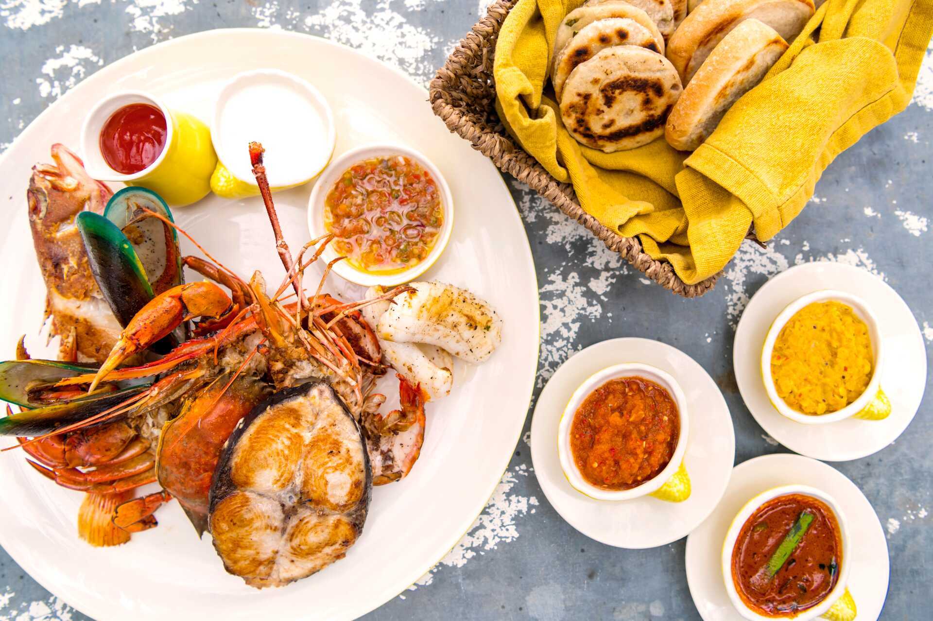 Lankalaista ruokaa, hotelli Jetwing Sea. Negombo, Sri Lanka.