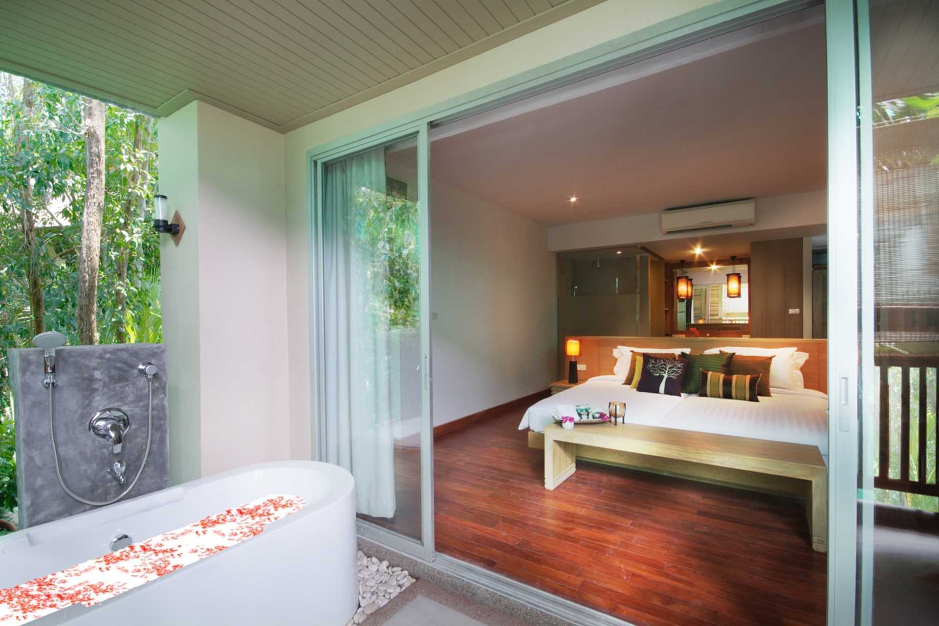 Juniorsviitti Pakasai Resortissa Ao Nangissa, Thaimaassa.