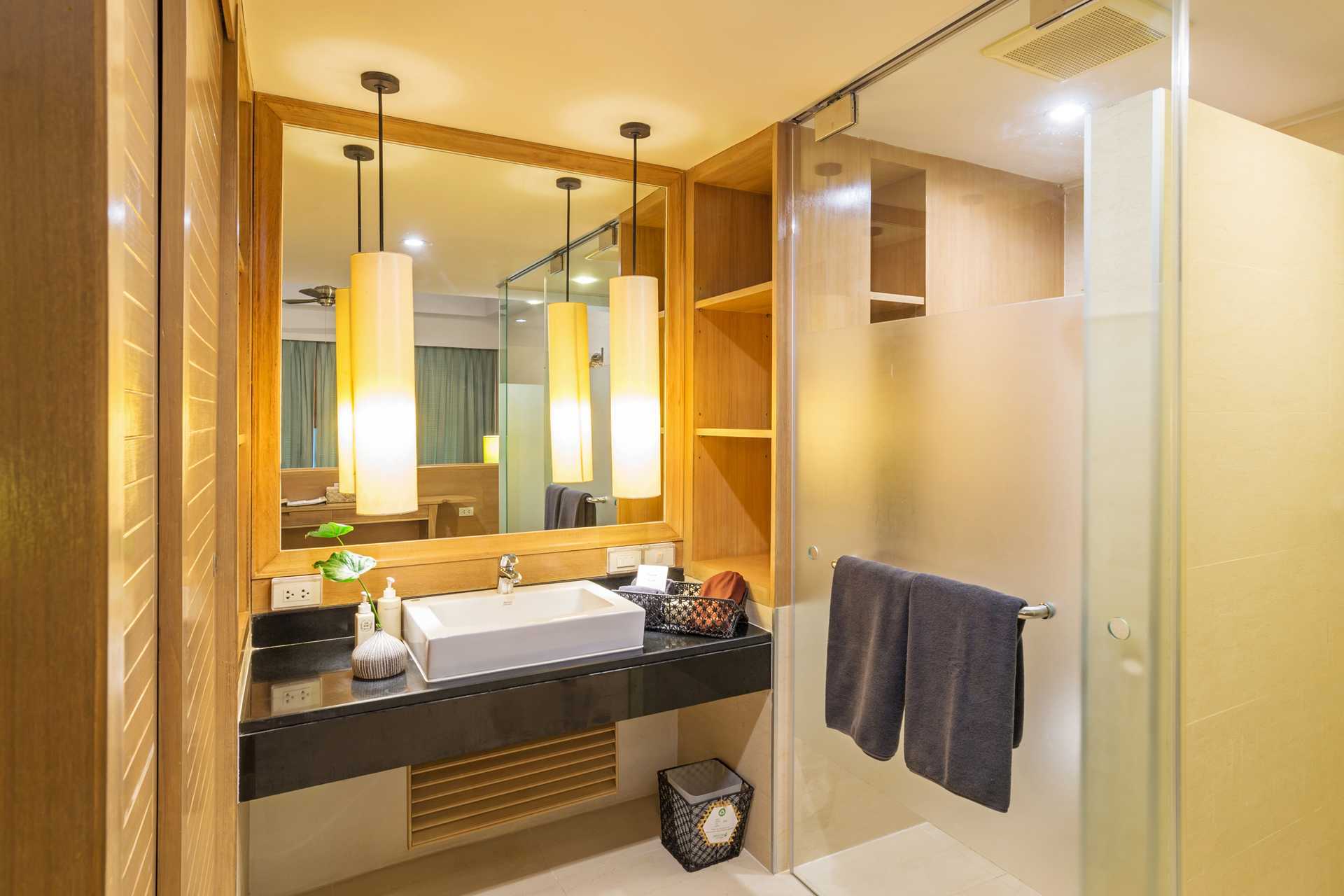 Juniorsviitti Pakasai Resortissa Ao Nangissa, Thaimaassa.