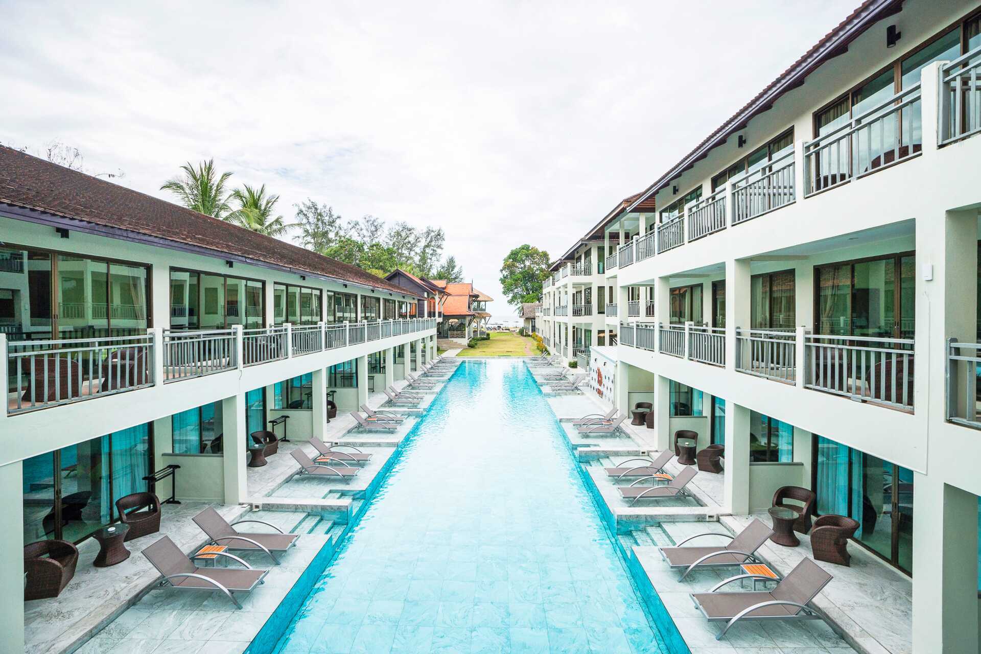 Kahden hengen huone allasnäköalalla Hive Khaolak Beach Resortissa, Thaimaassa.