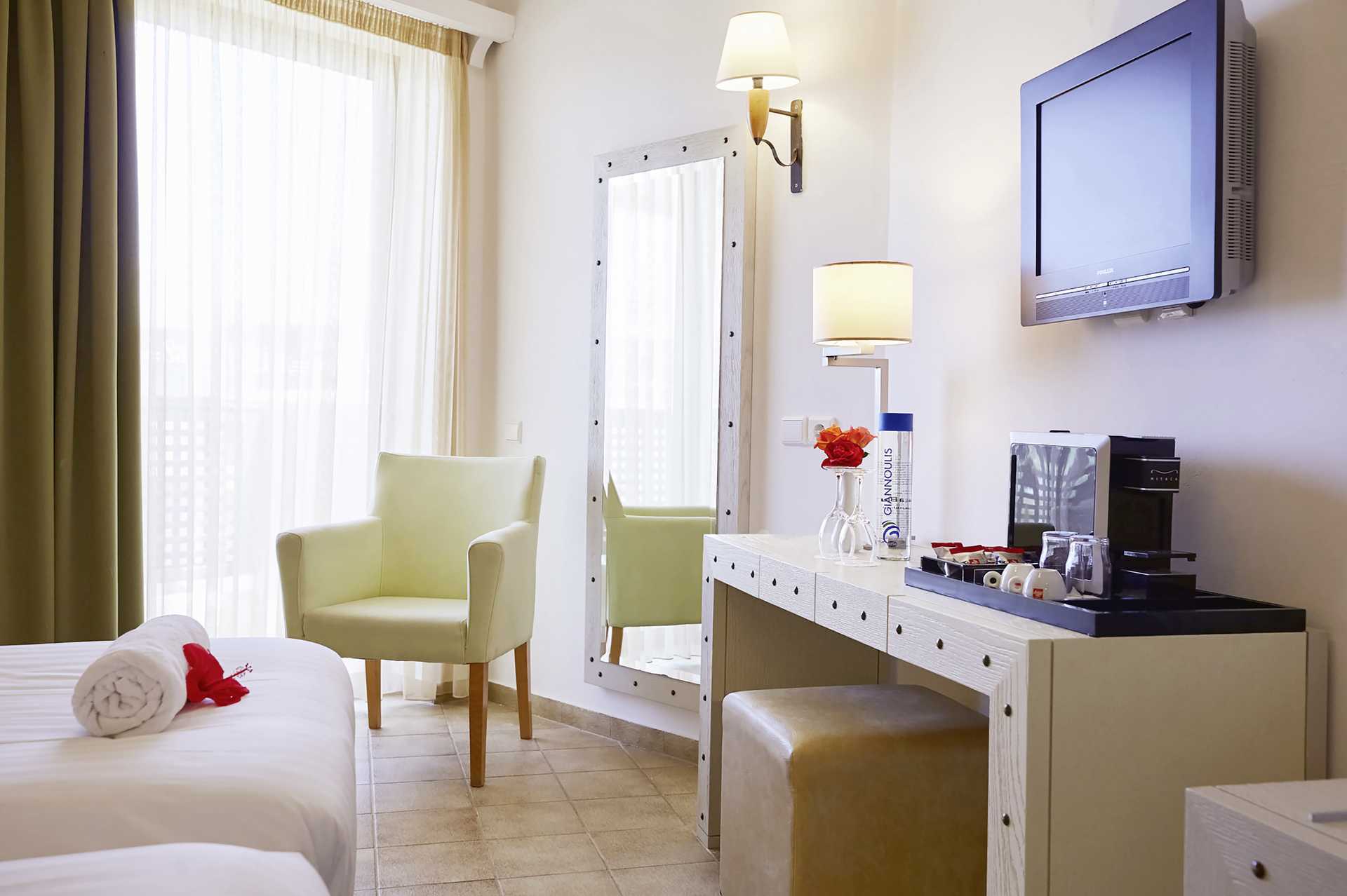 Kahden hengen huone allasnäkymällä