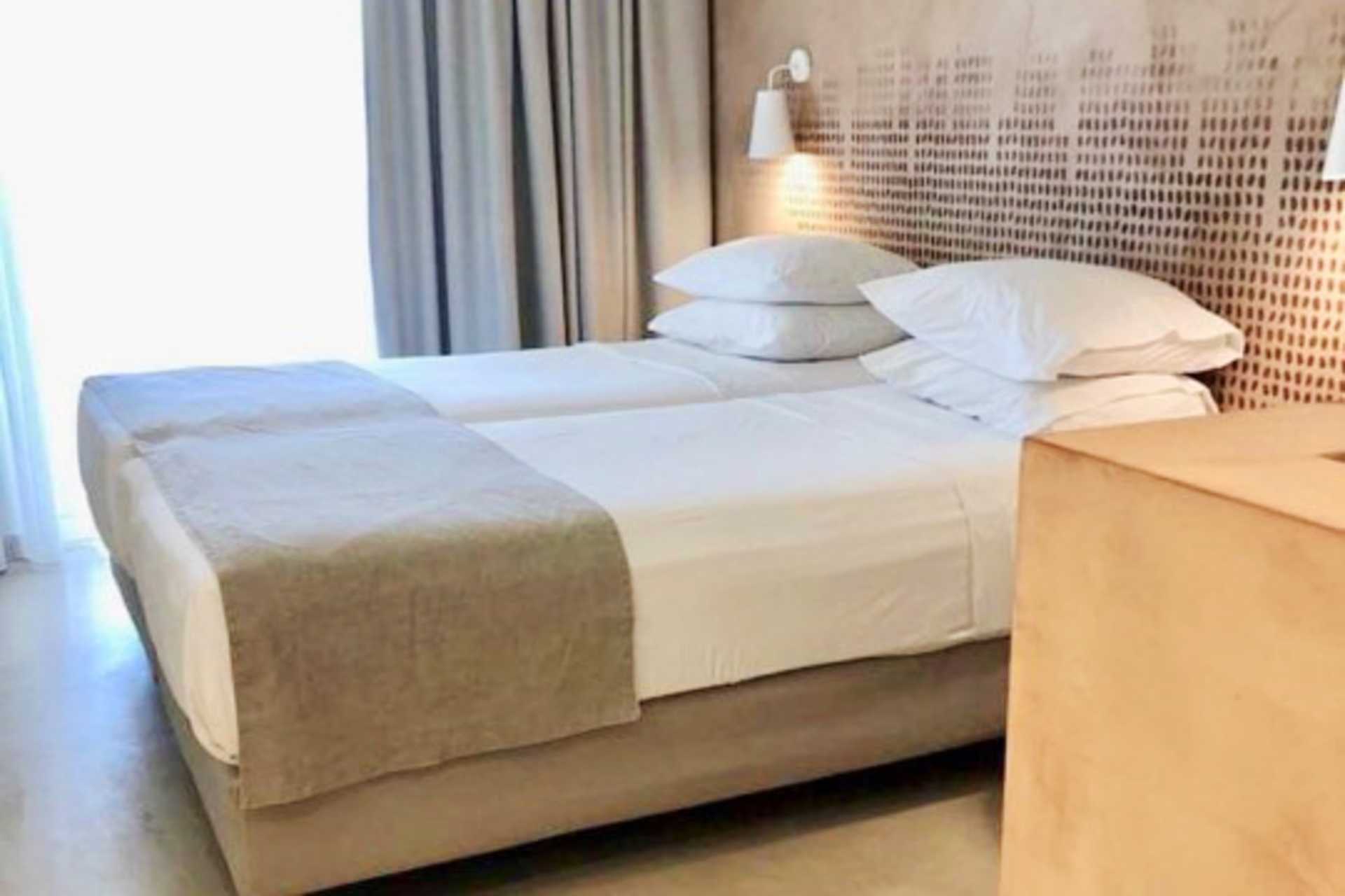 Kahden hengen huone Bitzaro Grandessa Kalamakissa Zakynthoksella.