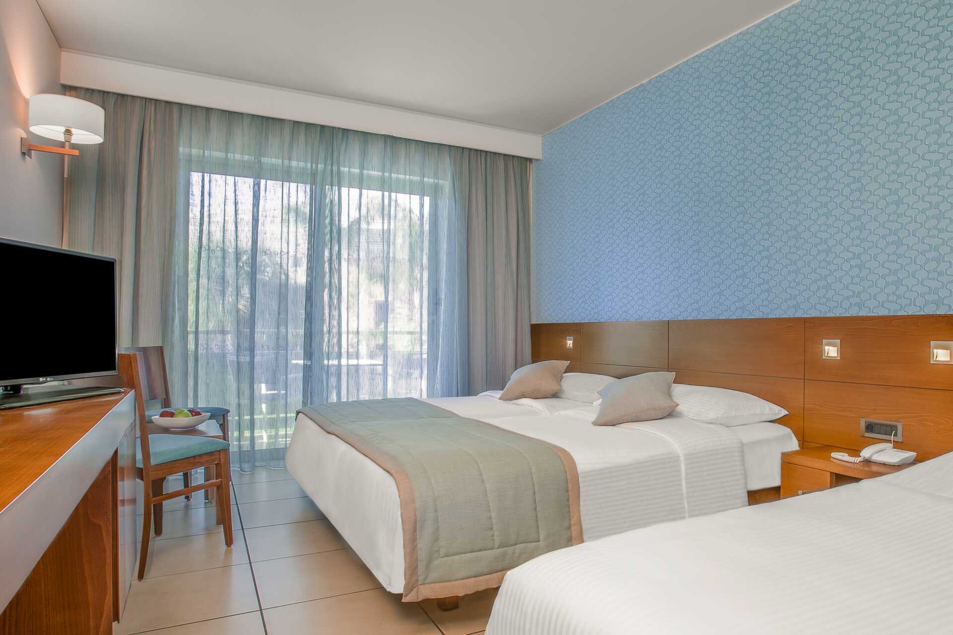 Kahden hengen huone Blue Lagoon Resortissa Lambissa Kosilla.