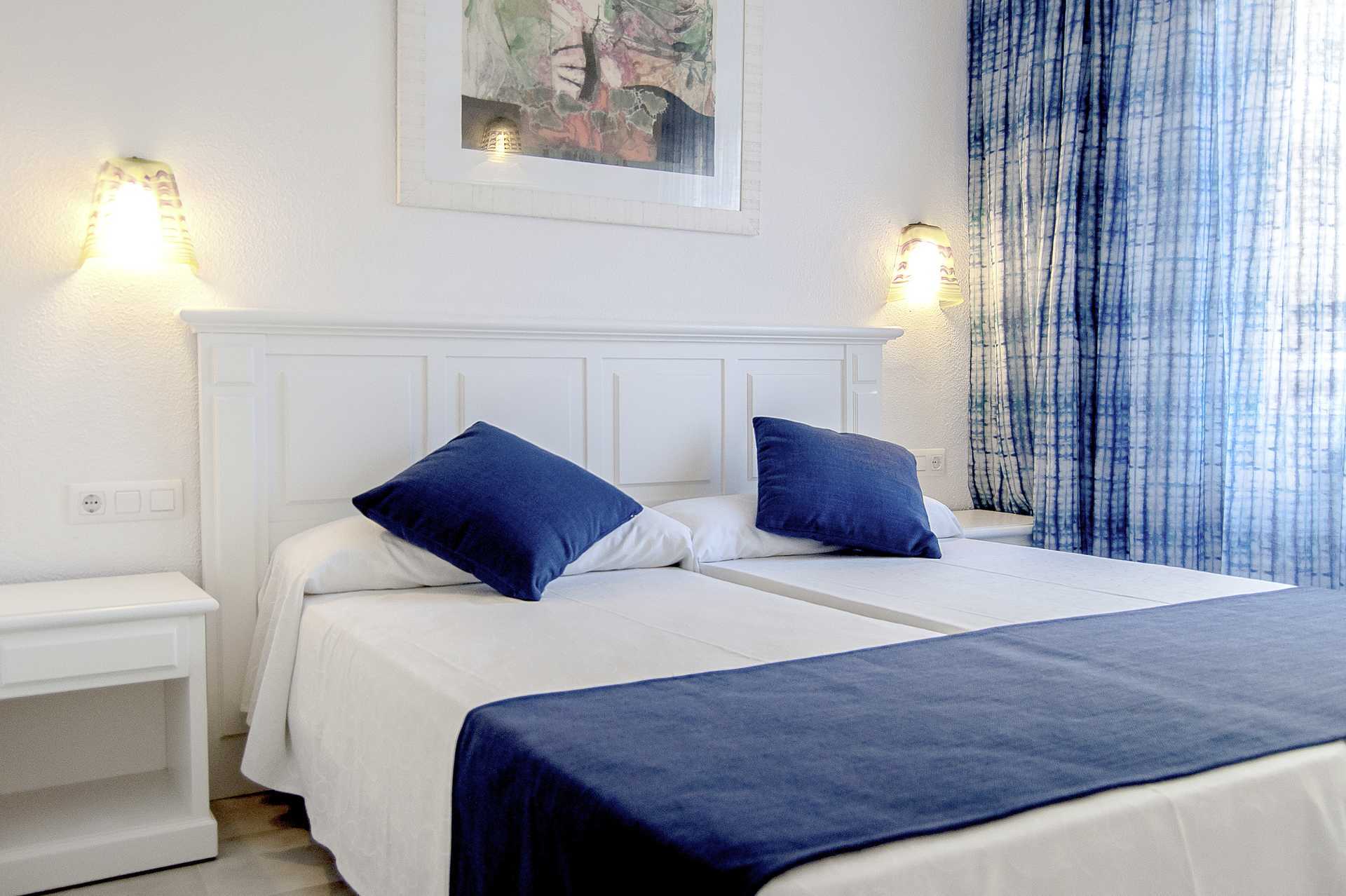 Kahden hengen huone BQ Alcudia Sunvillage hotellissa Mallorcalla, Espanjassa.
