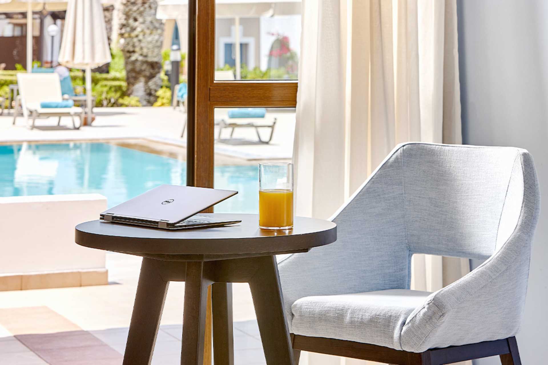 Kahden hengen huone bungaloweissa jaetulla altaalla