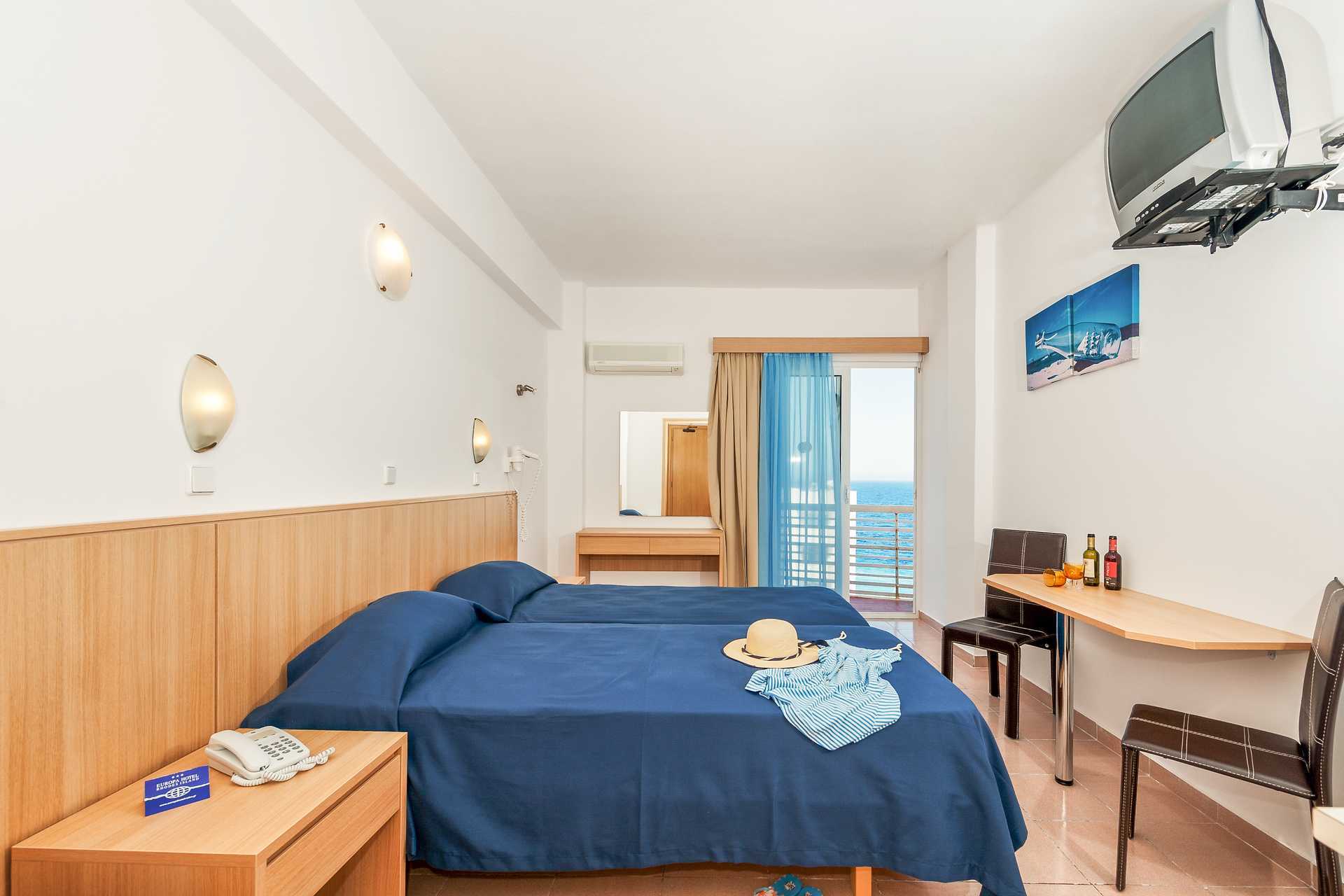 Kahden hengen huone Hotel Europassa Rodoksen kaupungissa.