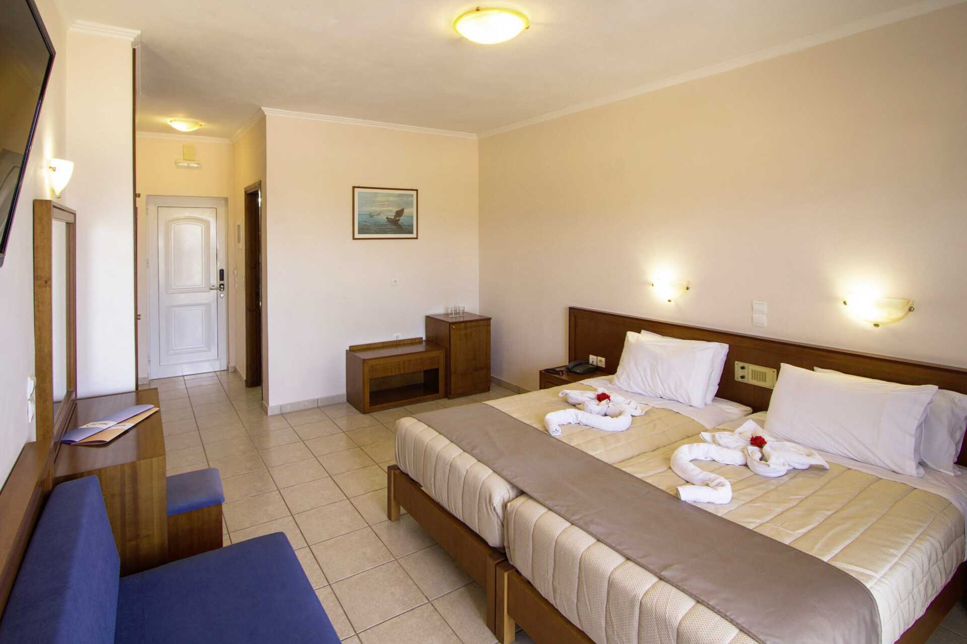 Kahden hengen huone Hotel Sunny Bayssä Kreetan Kastellissa.