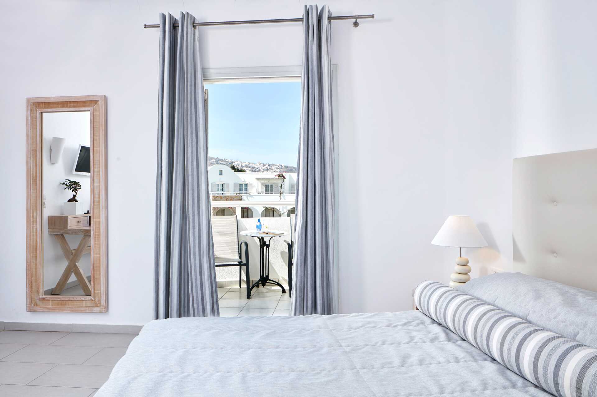Kahden hengen huone Hotelli Aegean Plazassa Santorinissa, Kreikassa.