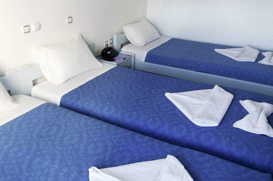 Kahden hengen huone hotelli Asteriassa Naxoksen kaupungissa, Kreikassa.