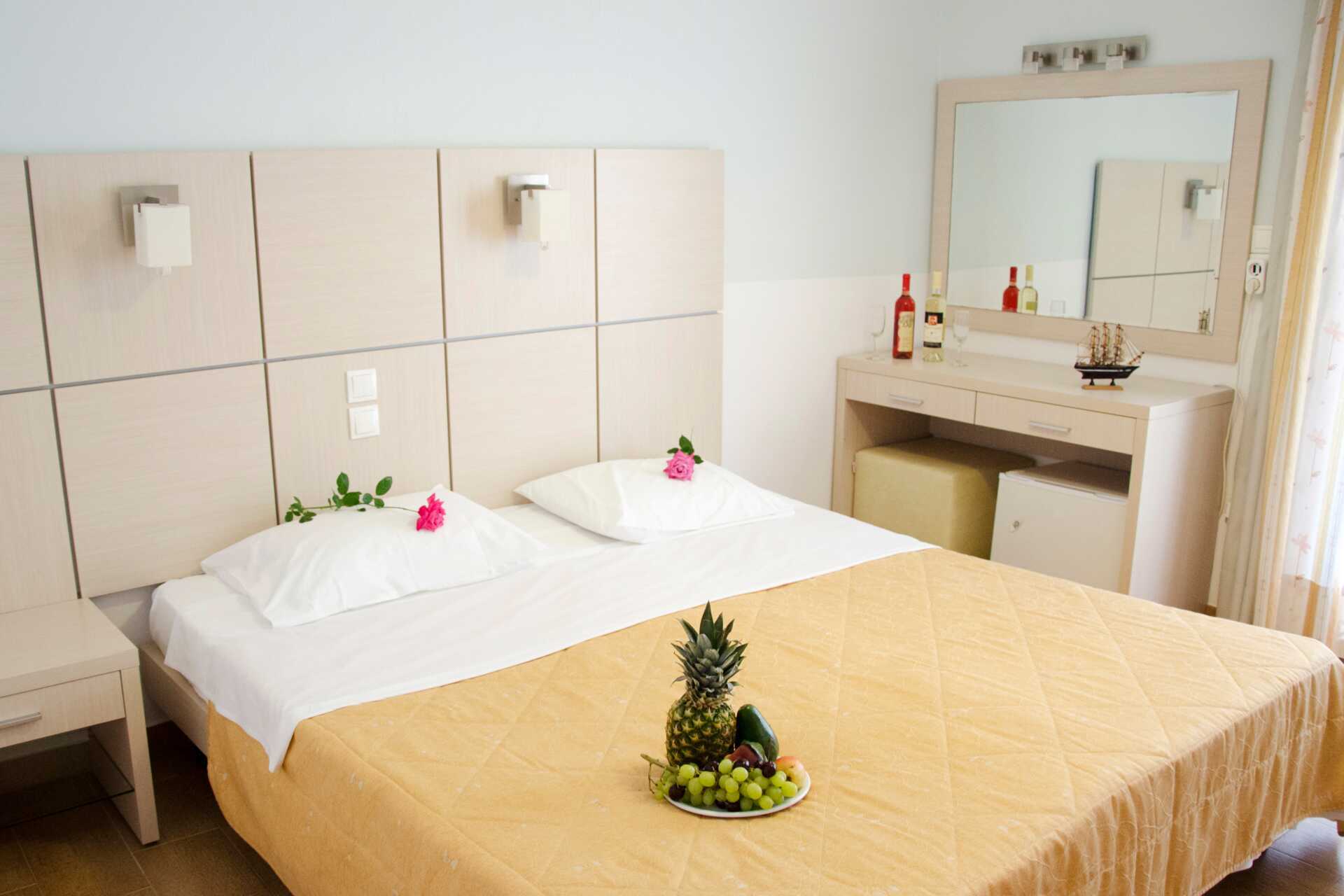 Kahden hengen huone hotelli Athosissa Lefkaksella.