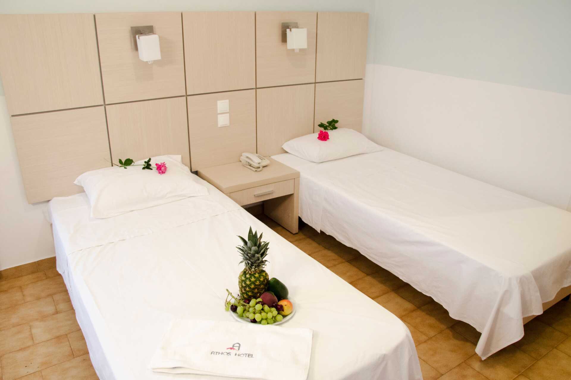 Kahden hengen huone hotelli Athosissa Lefkaksella.